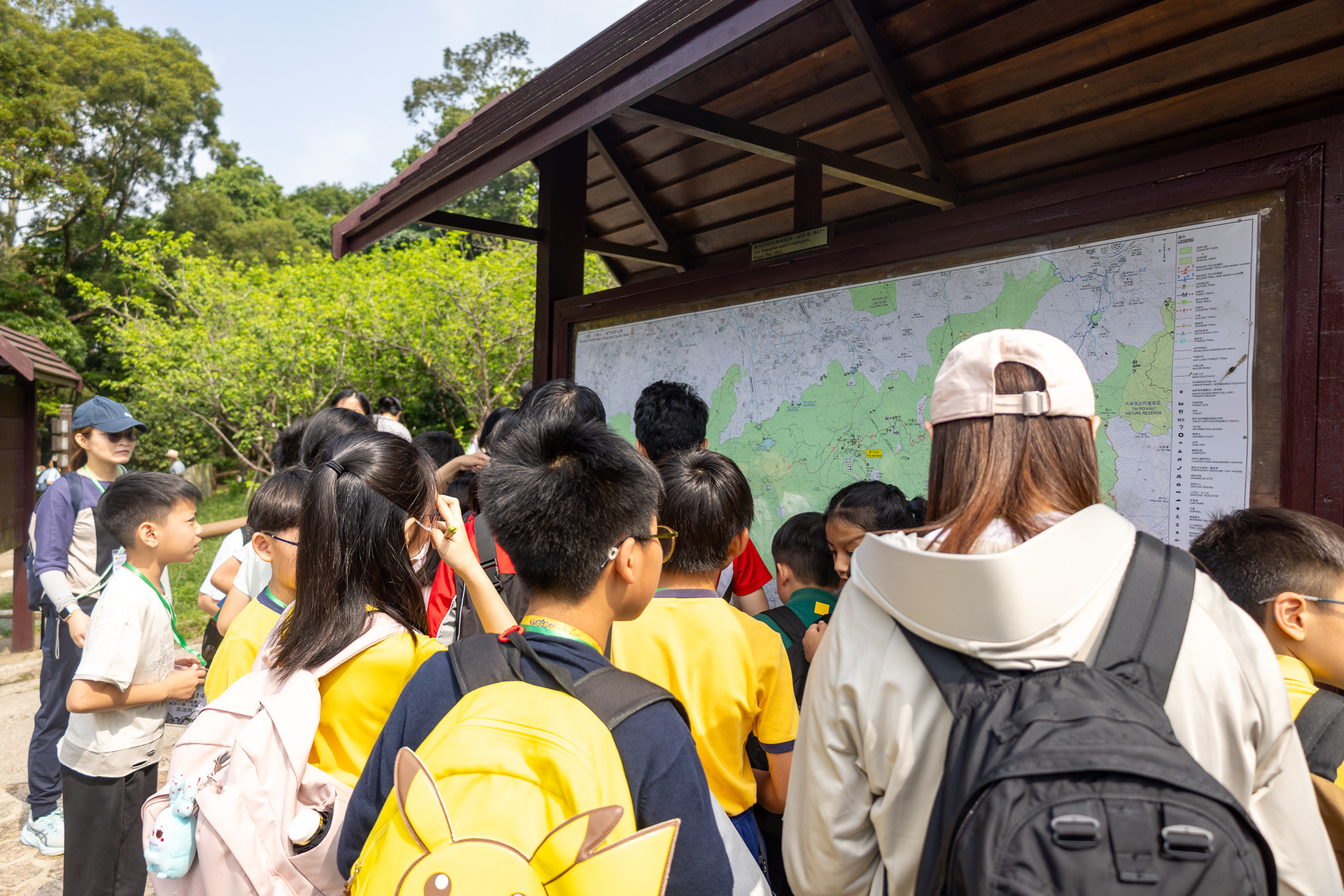 為什麼地圖旁邊人頭湧湧？原來其中一題「自然挑戰站」要考驗參賽者的地圖閱讀能力！